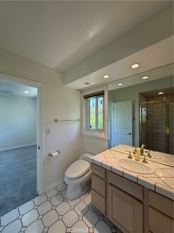 18836 La Amistad, Tarzana, CA 91356