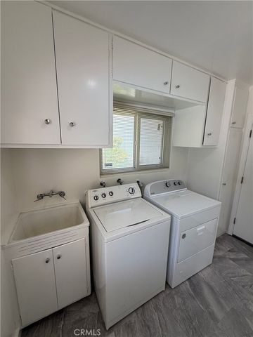 18836 La Amistad, Tarzana, CA 91356