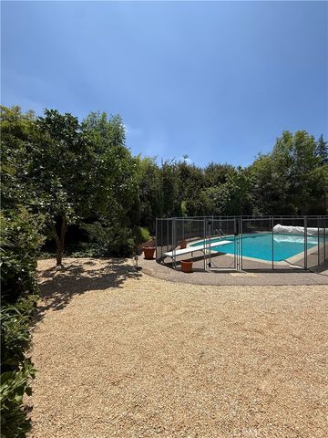 18836 La Amistad, Tarzana, CA 91356
