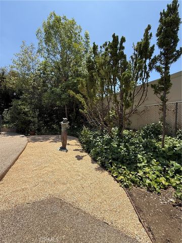 18836 La Amistad, Tarzana, CA 91356