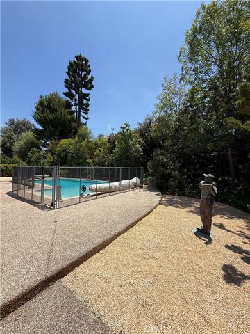 18836 La Amistad, Tarzana, CA 91356