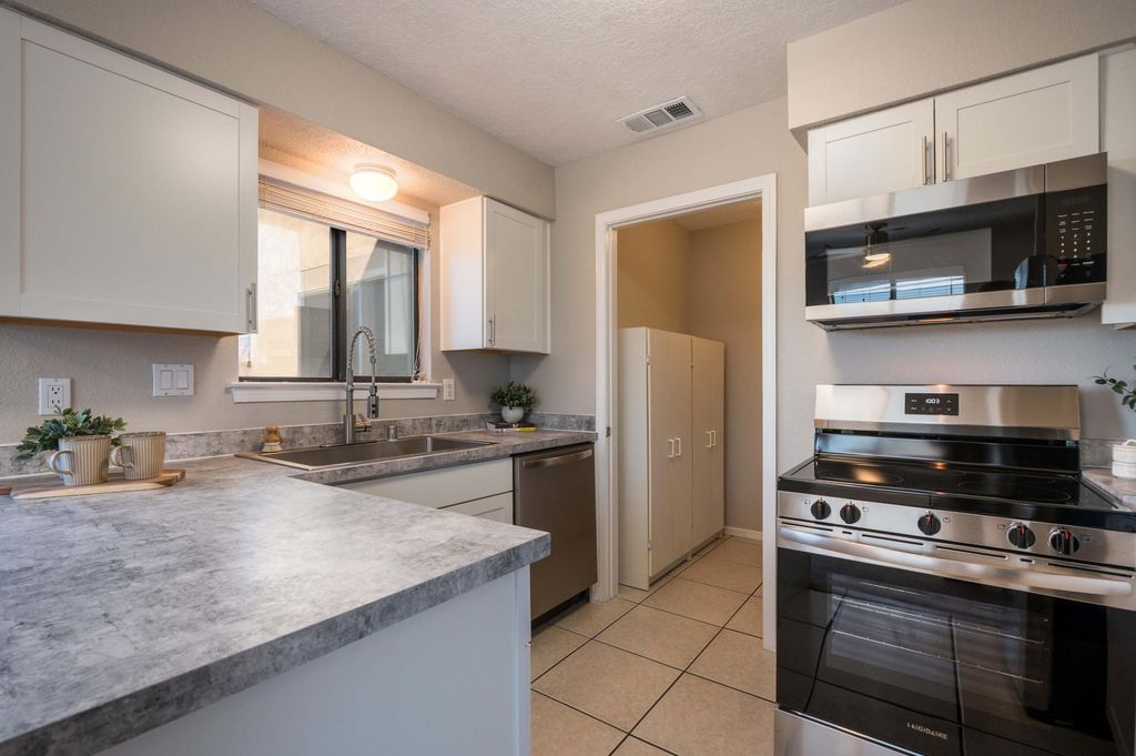 Image 10 of property listing at 2900 Vista Del Rey NE UNIT 31A, Albuquerque, NM 87112