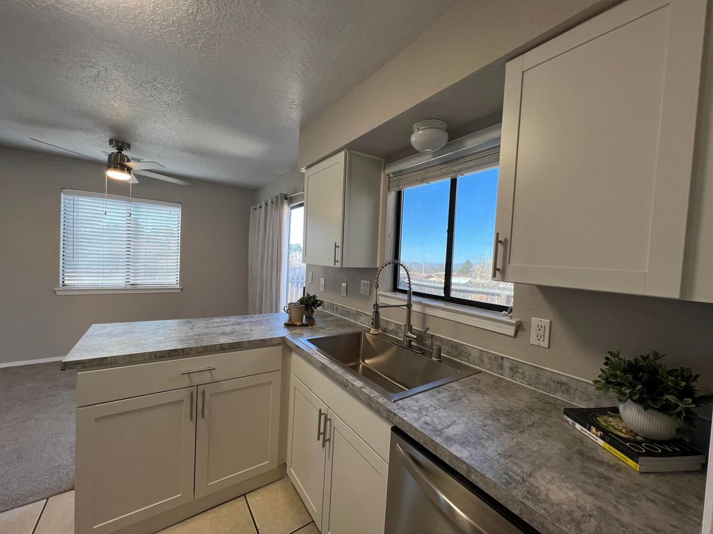 Image 11 of property listing at 2900 Vista Del Rey NE UNIT 31A, Albuquerque, NM 87112