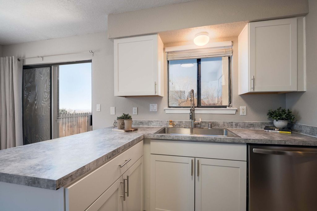 Image 12 of property listing at 2900 Vista Del Rey NE UNIT 31A, Albuquerque, NM 87112