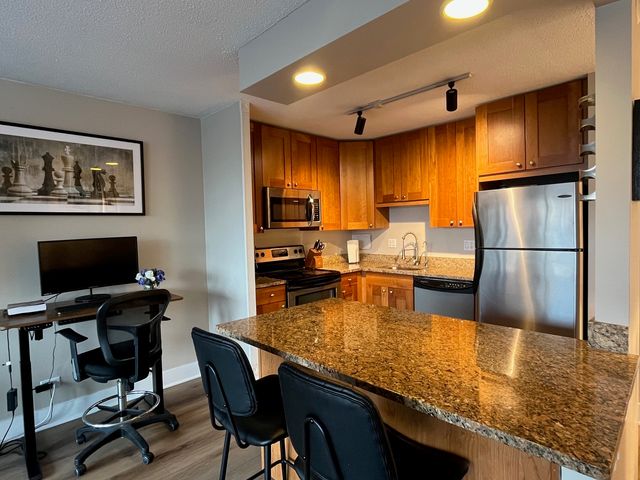 450 W Briar Place 4M, Chicago, IL 60657