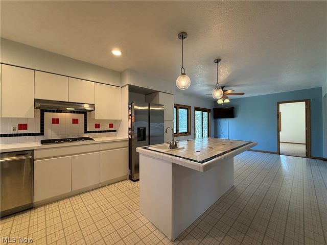 2411 55th Street NE, Canton, OH 44721