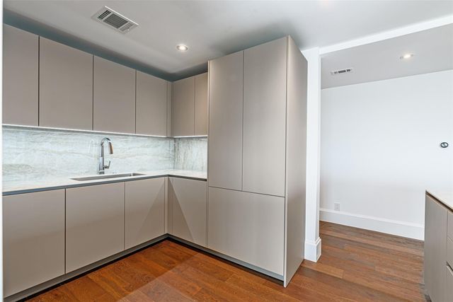 1701 Hermann Drive 34L, Houston, TX 77004