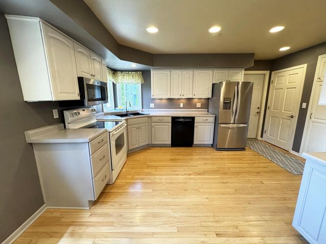 1513 Greenway TERRACE, Waukesha, WI 53186