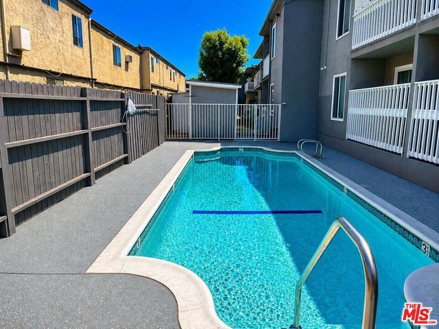 18366 Collins Street 213, Los Angeles, CA 91356
