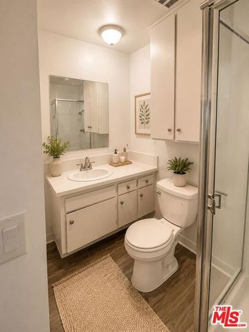 18366 Collins Street 213, Los Angeles, CA 91356