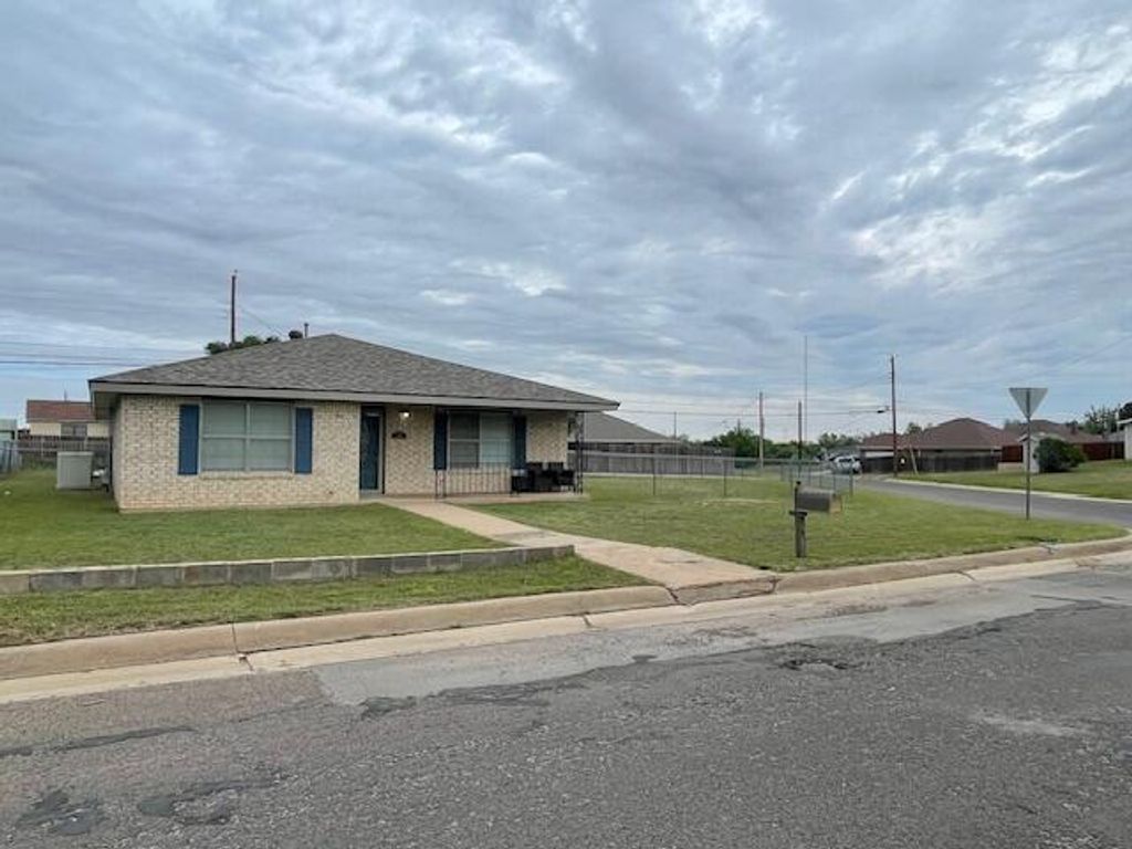 Image 2 of property listing at 206 Van Zandt Street, San Angelo, TX 76905