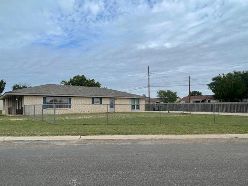 Image 3 of property listing at 206 Van Zandt Street, San Angelo, TX 76905