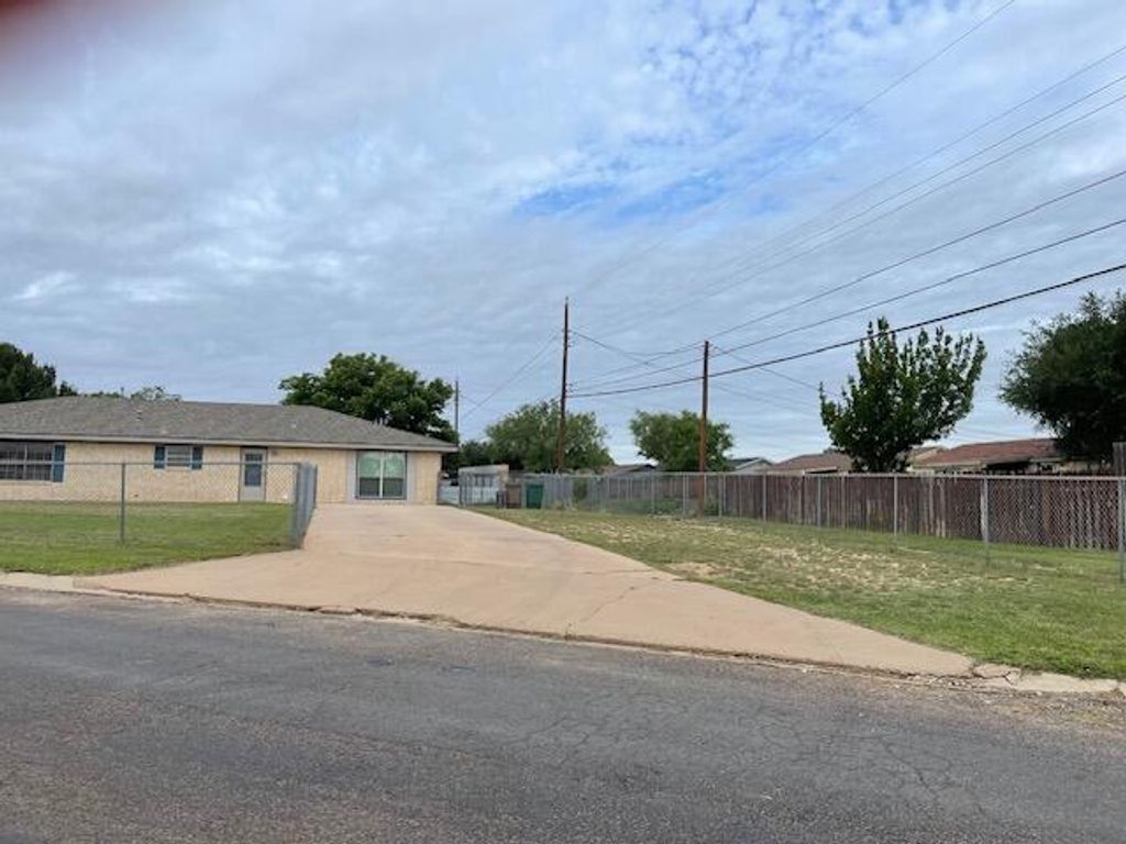 Image 4 of property listing at 206 Van Zandt Street, San Angelo, TX 76905
