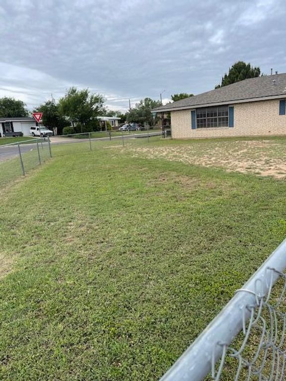 Image 5 of property listing at 206 Van Zandt Street, San Angelo, TX 76905