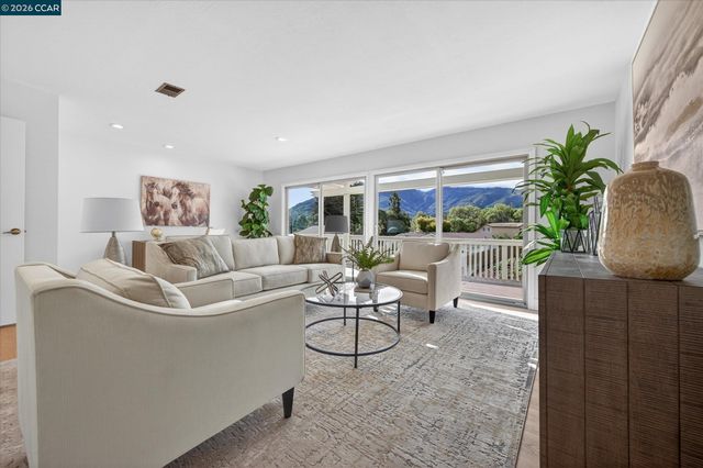 218 Mountaire Cir, Clayton, CA 94517