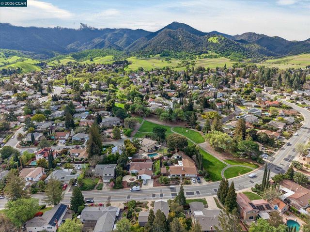 218 Mountaire Cir, Clayton, CA 94517