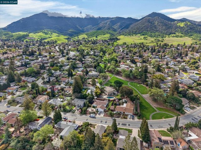 218 Mountaire Cir, Clayton, CA 94517