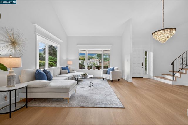 218 Mountaire Cir, Clayton, CA 94517