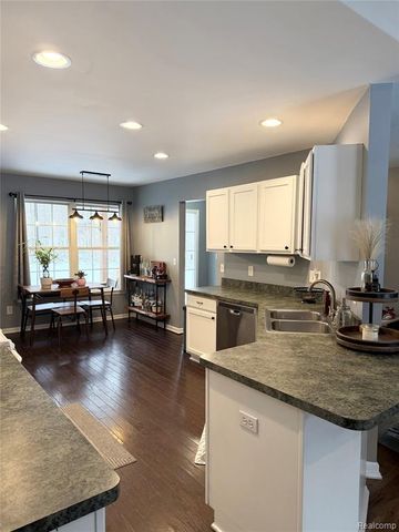 8645 Country Club Drive, Pinckney, MI 48169