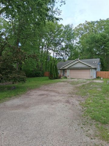 8645 Country Club Drive, Pinckney, MI 48169