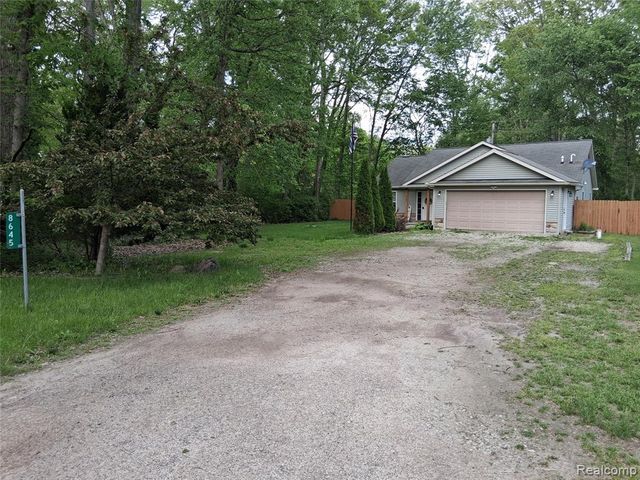 8645 Country Club Drive, Pinckney, MI 48169