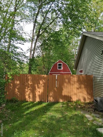 8645 Country Club Drive, Pinckney, MI 48169