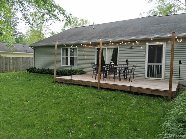 8645 Country Club Drive, Pinckney, MI 48169