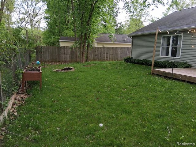 8645 Country Club Drive, Pinckney, MI 48169