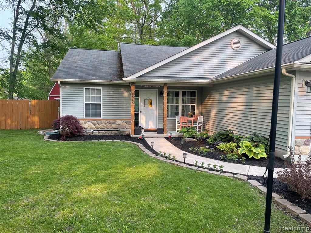 8645 Country Club Drive, Pinckney, MI 48169