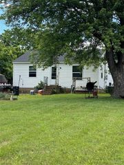 910 E South Street, Desloge, MO 63601