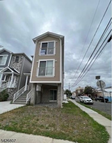66 Delaware St, Elizabeth City, NJ 07206