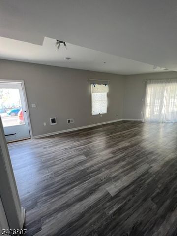 66 Delaware St, Elizabeth City, NJ 07206