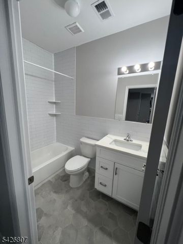 66 Delaware St, Elizabeth City, NJ 07206