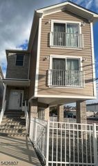66 Delaware St, Elizabeth City, NJ 07206