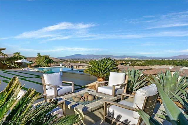 2 Olympia Outlook Drive, Las Vegas, NV 89141