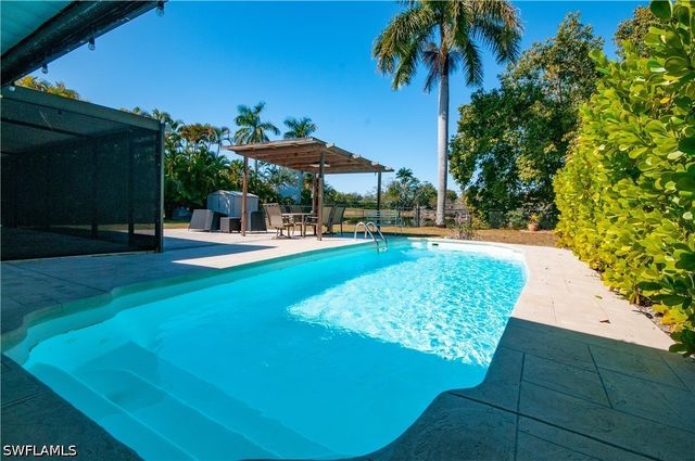 54 Liberty LN, Naples, FL 34112