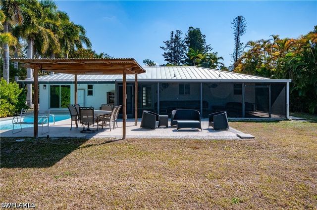 54 Liberty LN, Naples, FL 34112