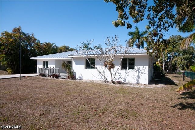 54 Liberty LN, Naples, FL 34112