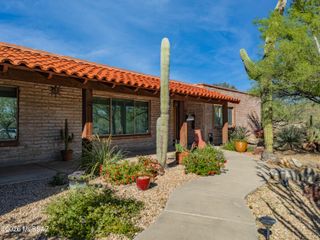 7945 E Cloud Road, Tucson, AZ 85750