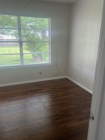 102 Forest Oaks Ln, Lake Jackson, TX 77566