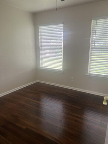 102 Forest Oaks Ln, Lake Jackson, TX 77566