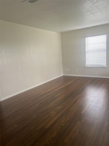 102 Forest Oaks Ln, Lake Jackson, TX 77566