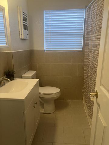 102 Forest Oaks Ln, Lake Jackson, TX 77566