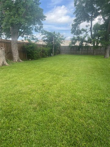 102 Forest Oaks Ln, Lake Jackson, TX 77566