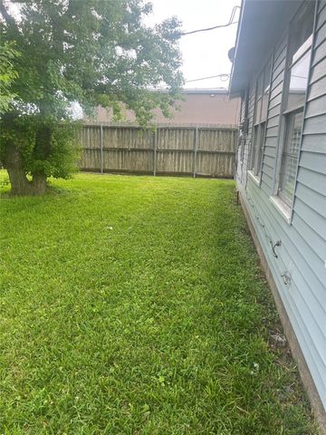 102 Forest Oaks Ln, Lake Jackson, TX 77566