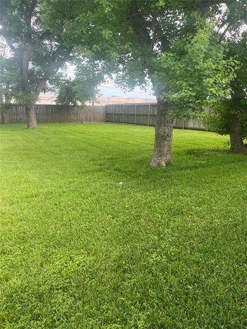 102 Forest Oaks Ln, Lake Jackson, TX 77566
