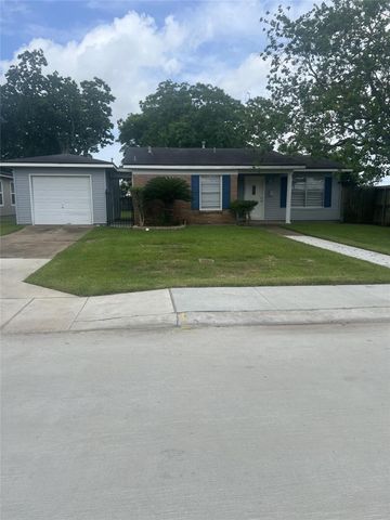 102 Forest Oaks Ln, Lake Jackson, TX 77566