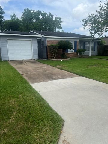 102 Forest Oaks Ln, Lake Jackson, TX 77566