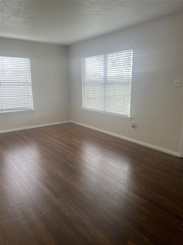 102 Forest Oaks Ln, Lake Jackson, TX 77566
