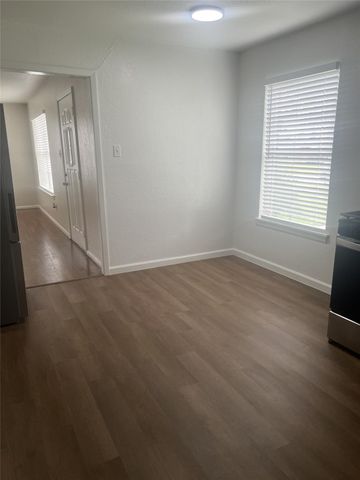 102 Forest Oaks Ln, Lake Jackson, TX 77566